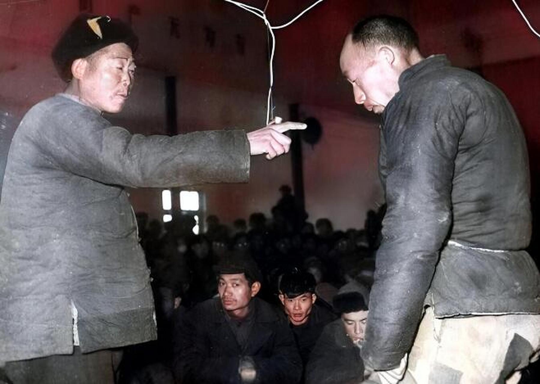 1950年代的中国,一位身披丝绸制作的西瓜帽的地主成为了群众痛骂的