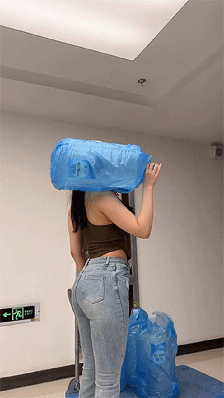 这桶装水一定很好喝!#性感美女# #趣图搞笑