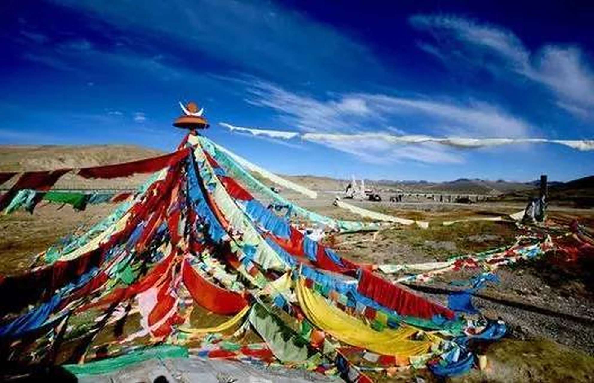 经幡也叫风马旗,象征着天,地,人,畜的祥和;牧民们在刚搭好的帐篷上系