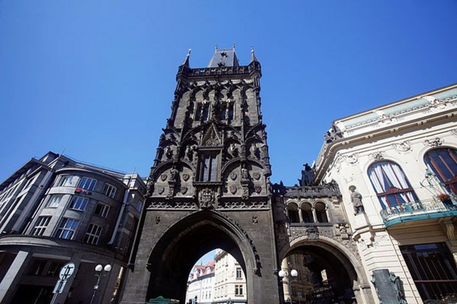 捷克火药塔:是布拉格老城的一座哥特式城门,该市的地标性建筑物之一