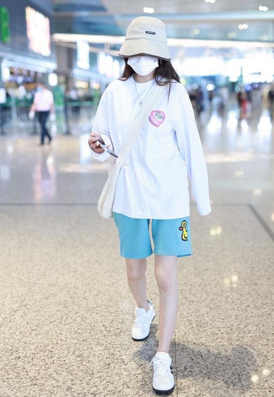 街拍:沈梦辰一袭白色体恤衫 搭配短裤现身元气满满
