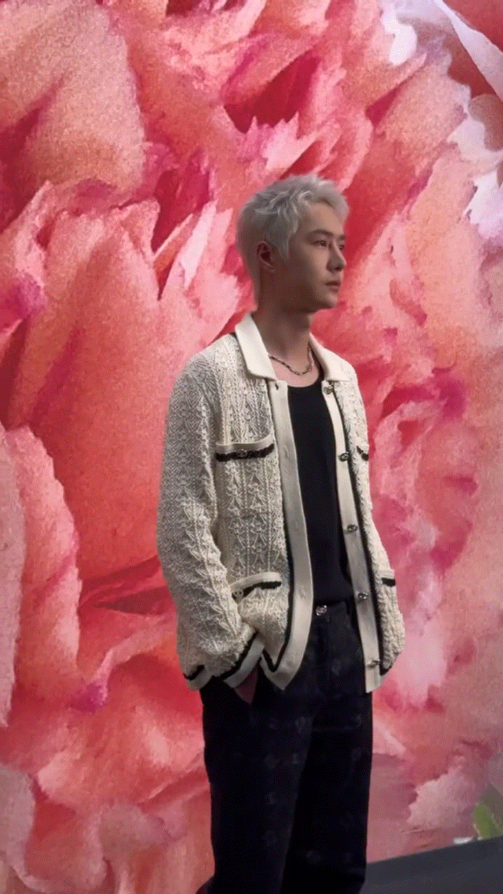 张子枫,王一博时装周品牌同场看秀,两人一黑一白坐在一起,而且还是