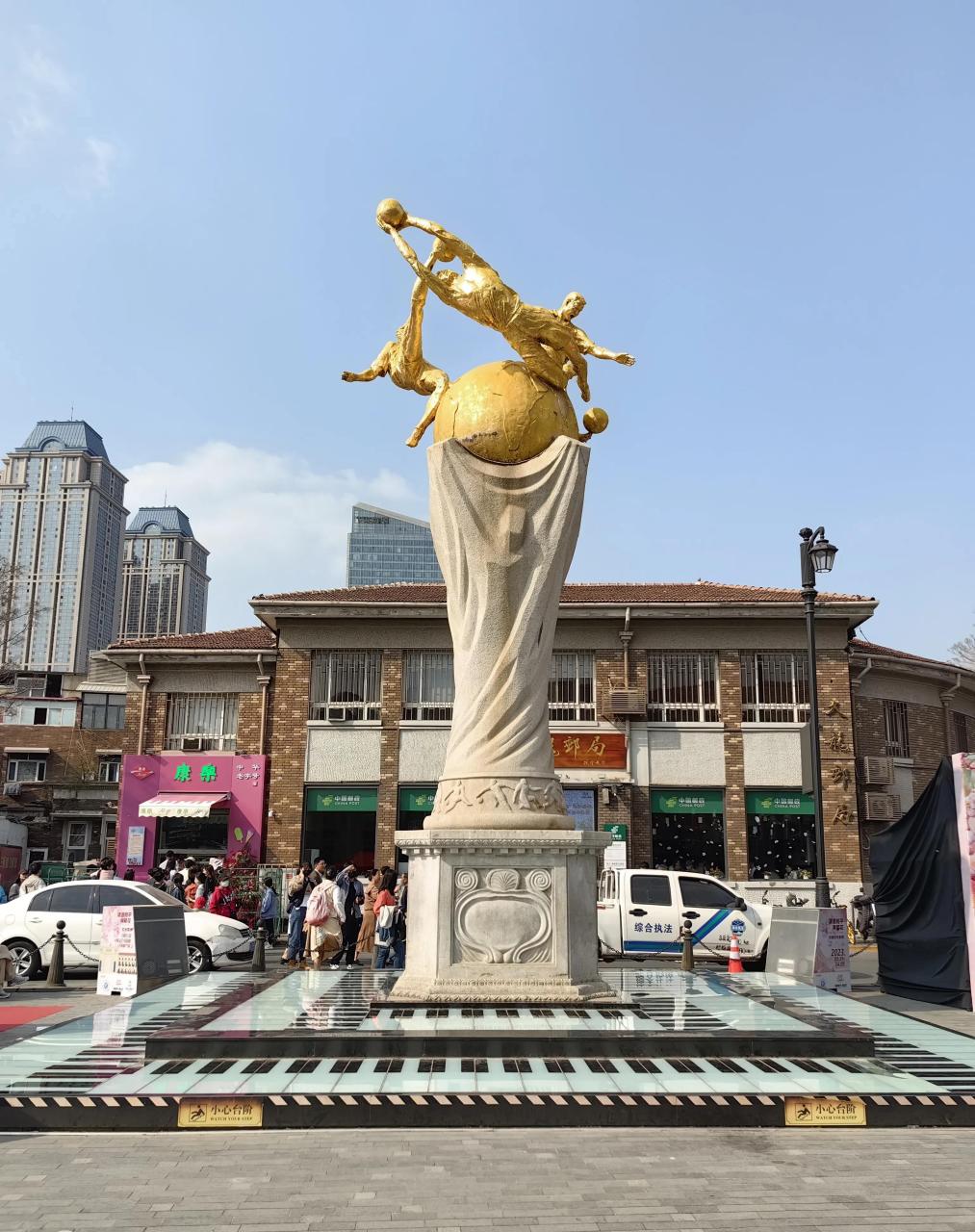 人山人海,黑压压连成片,民园体育场直接挤到爆,连站着拍照的位置都