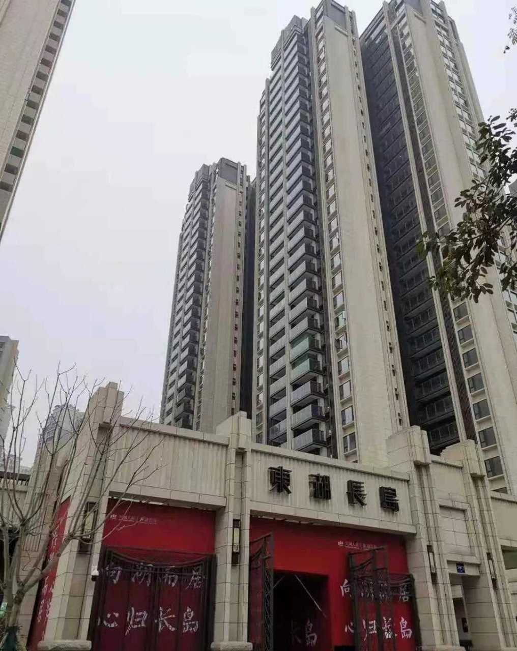 今天在家旁边的【人居东湖长岛】见客户,以前和最近都超级火的刚需
