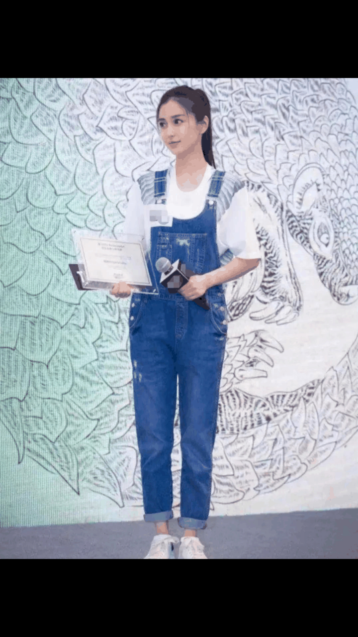 gif创作人# angelababy(杨颖)穿牛仔背带裤搭配白色t恤衫,发型是宰排