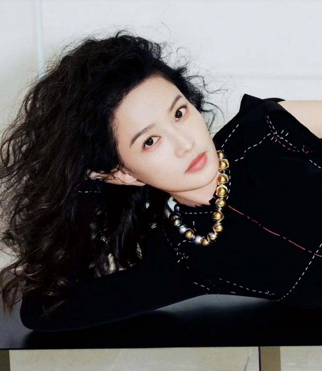 李沁的杂志新鲜出炉,一头卷发蓬松飘逸,眼神也很有力度,散发浓浓个人