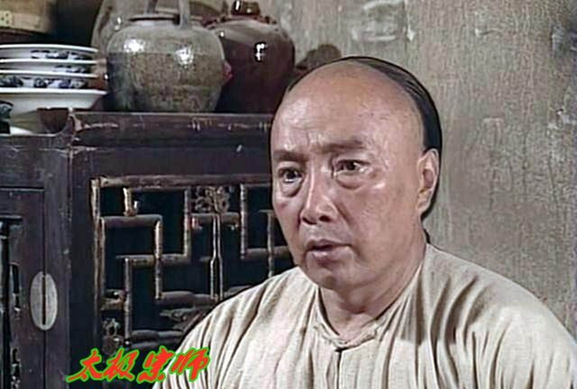 吴京饰演的杨玉乾,嘴上总是挂着笑容,好像旭日初升一般和煦,干净而又