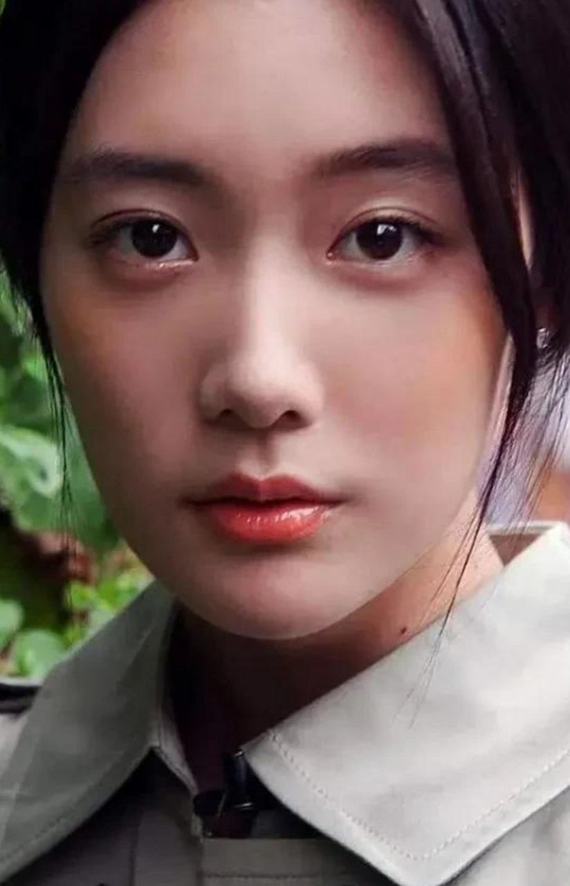 这位照片的女演员名字叫李成敏,她现在已经有33岁了,但是她身材仍然是