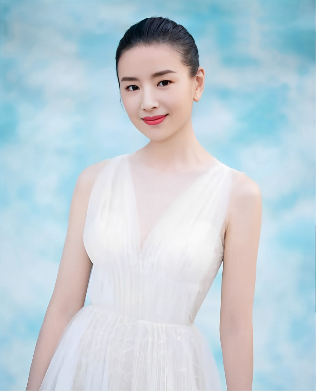 好在两人消除了分歧,董洁慢慢出现在公众视野中