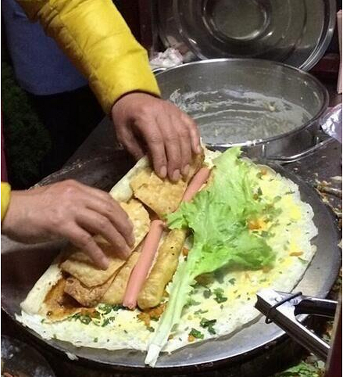 小区门口卖杂粮煎饼的阿姨最近换了摊位,以前她是用电动三轮车摆小