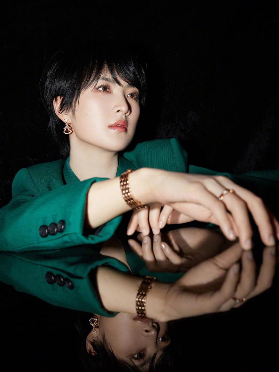 姚安娜最新活动大片 身穿绿色西服套装,金色扇形耳钉与玫瑰金手表遥相