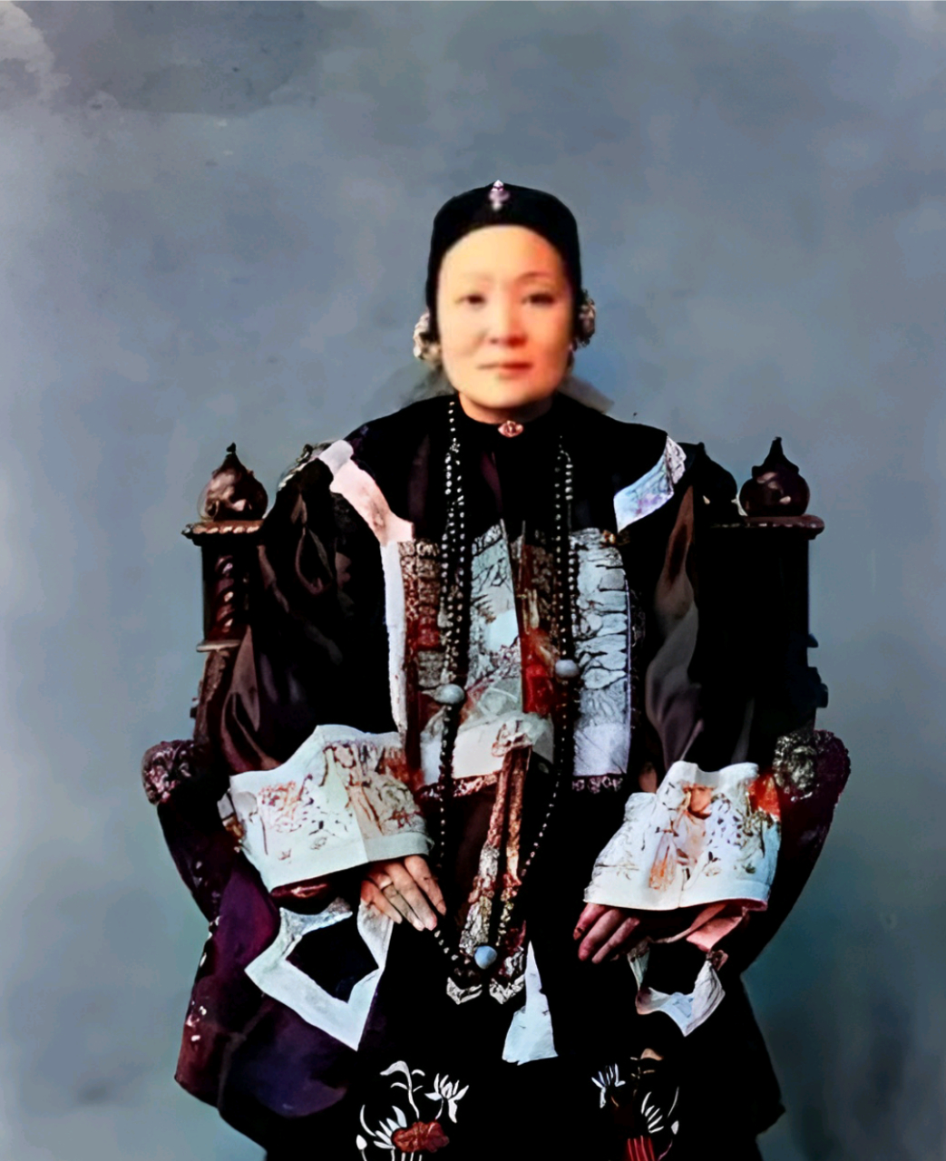 1908年,晚清二品诰命夫人何妙玲的珍贵留影.