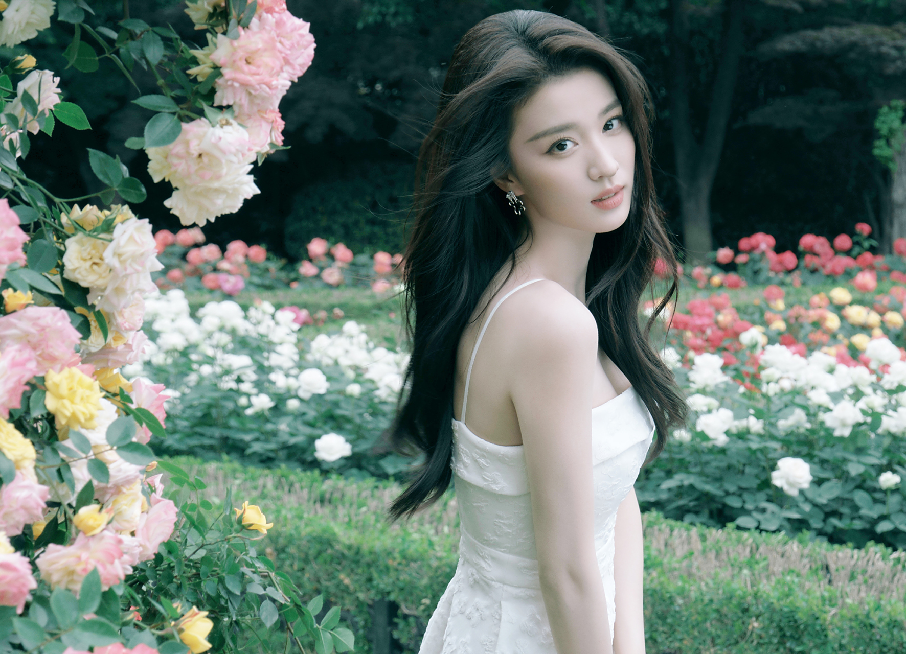 王楚然白色连衣裙造型,宛若油画中的少女.