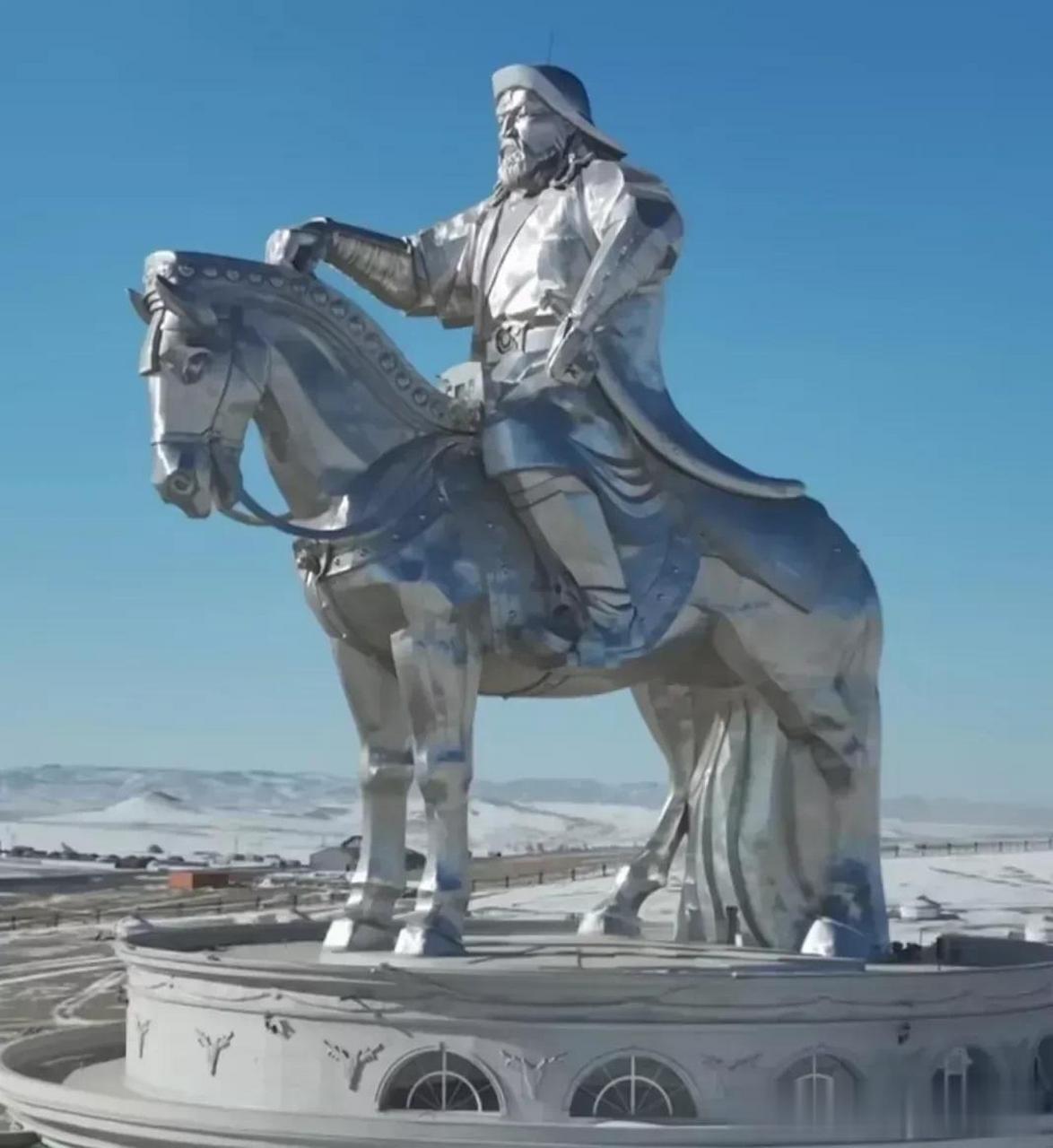 外蒙古和内蒙古成吉思汗像,哪个好看点呢? 骑马的成吉思汗怎么样?