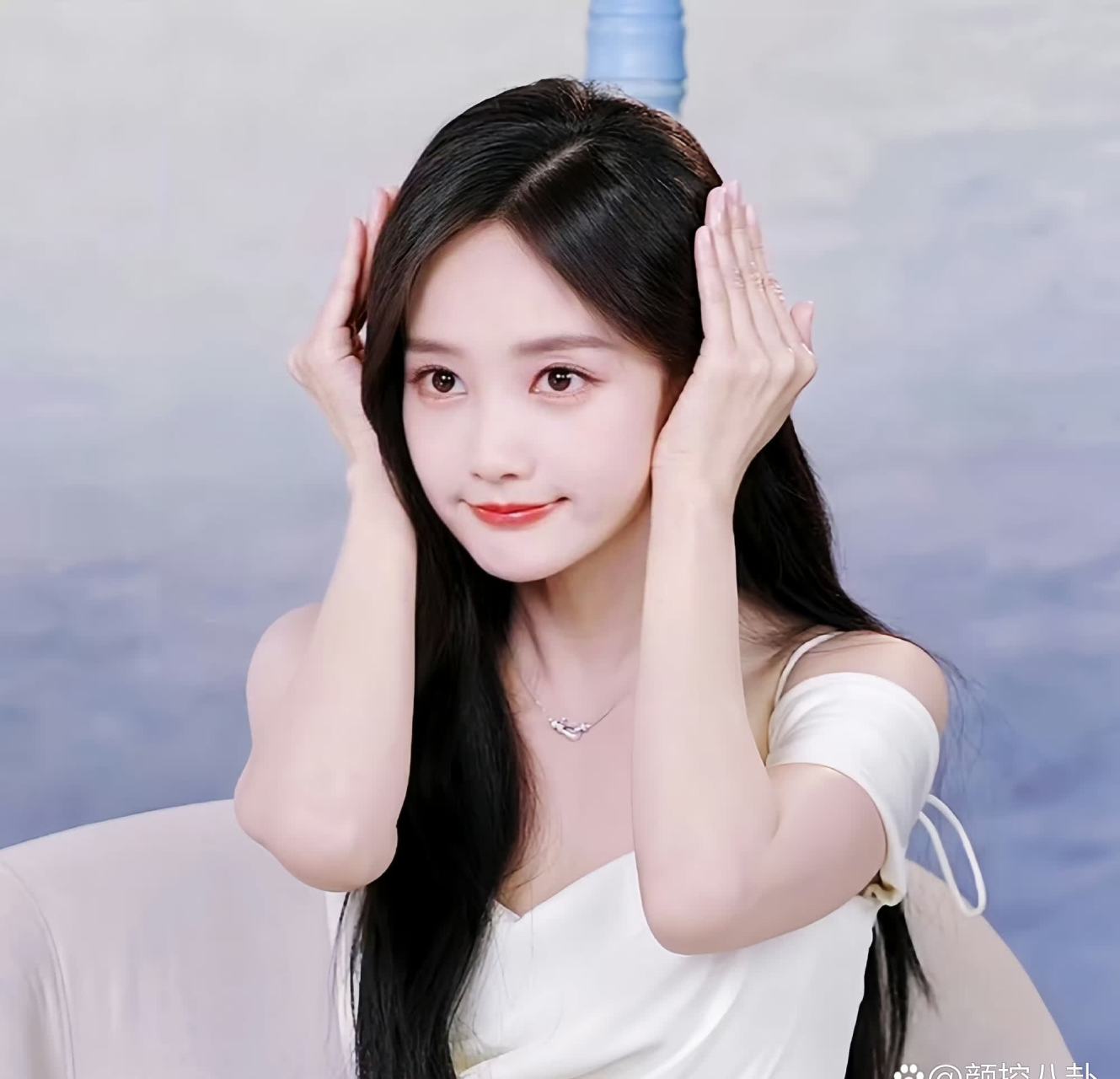 李一桐你怎么可以这么甜? 她笑起来的眼睛真漂亮.