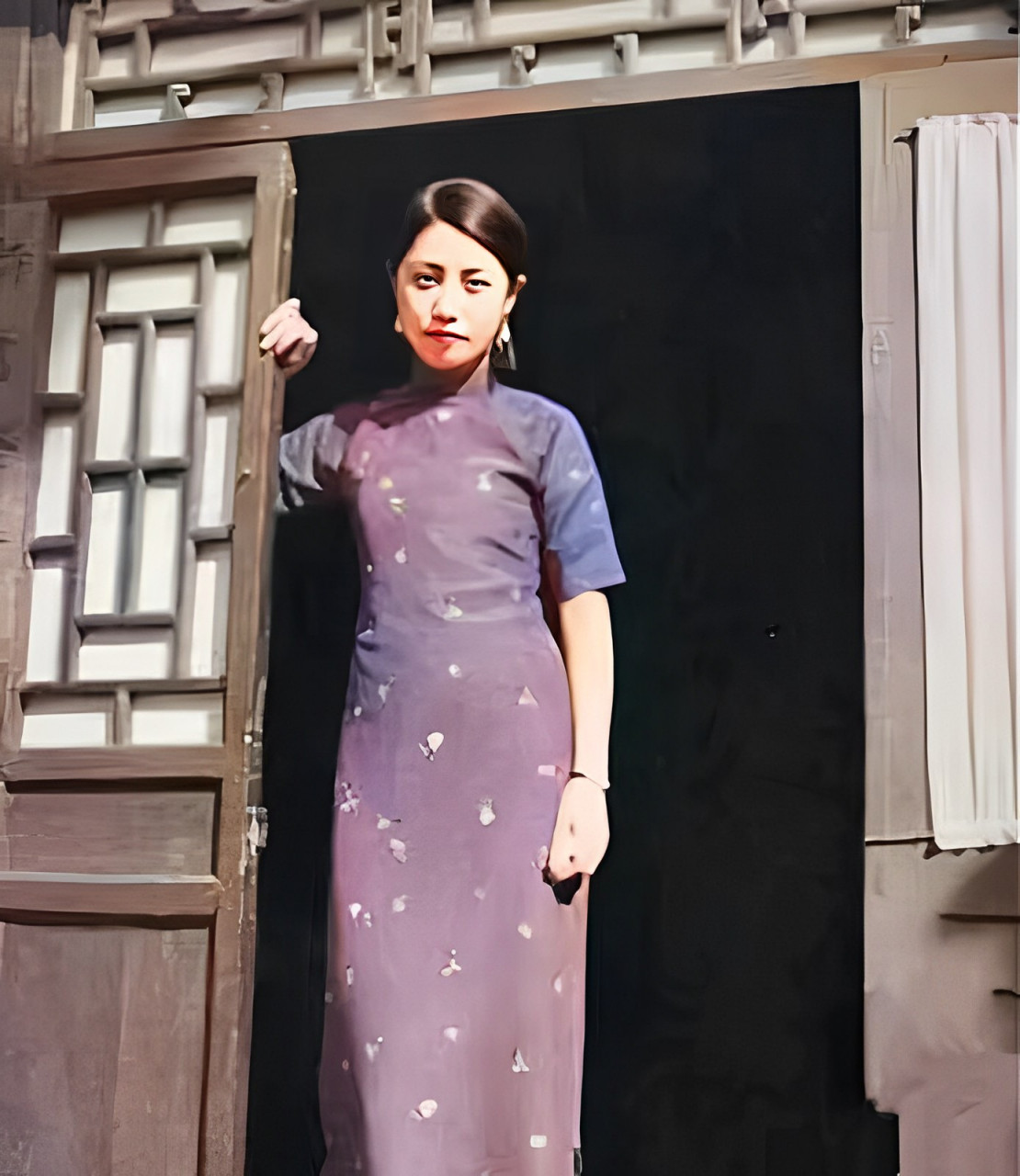 民国时期女子在武汉站在门旁的照片.
