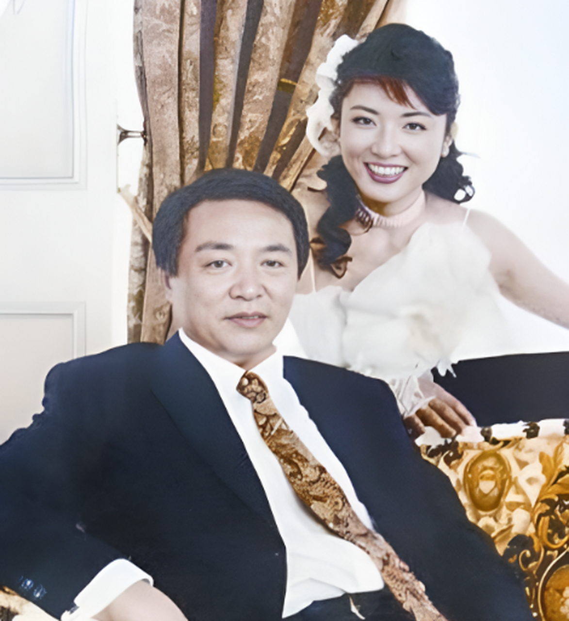 姚可是周涛的师兄,她结婚时遭到了父母的反对,但周涛还是嫁了.