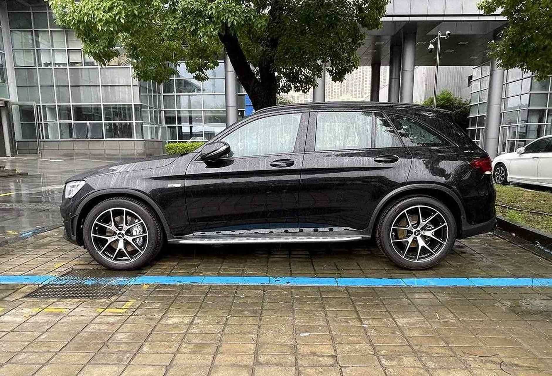 70万左右最值得入手的性能suv,奔驰glc43 amg,曜岩黑的车漆非常炫酷.