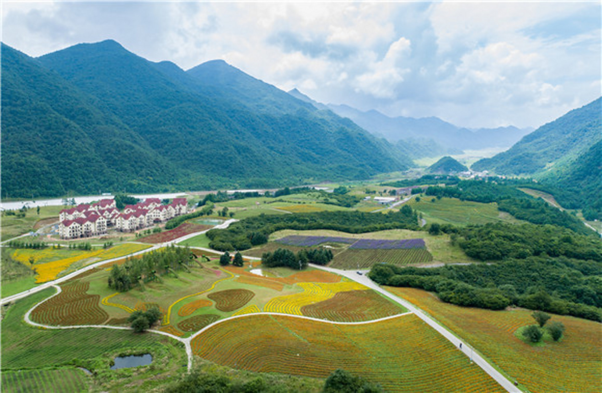 说到巫溪,就不得不说红池坝,红池坝海拔1800以上,被称为云中花海,一年