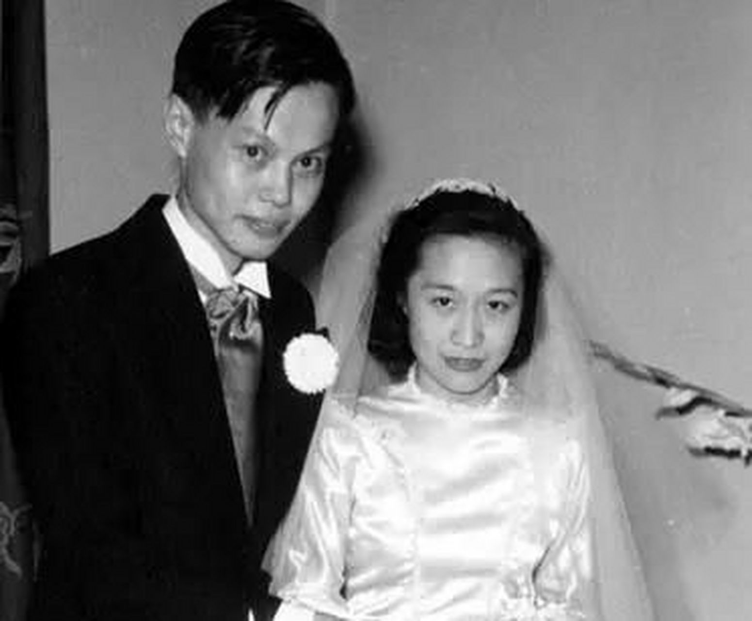 历史照片:杨振宁和两任妻子的合影对比,现任妻子翁帆和去世的妻子