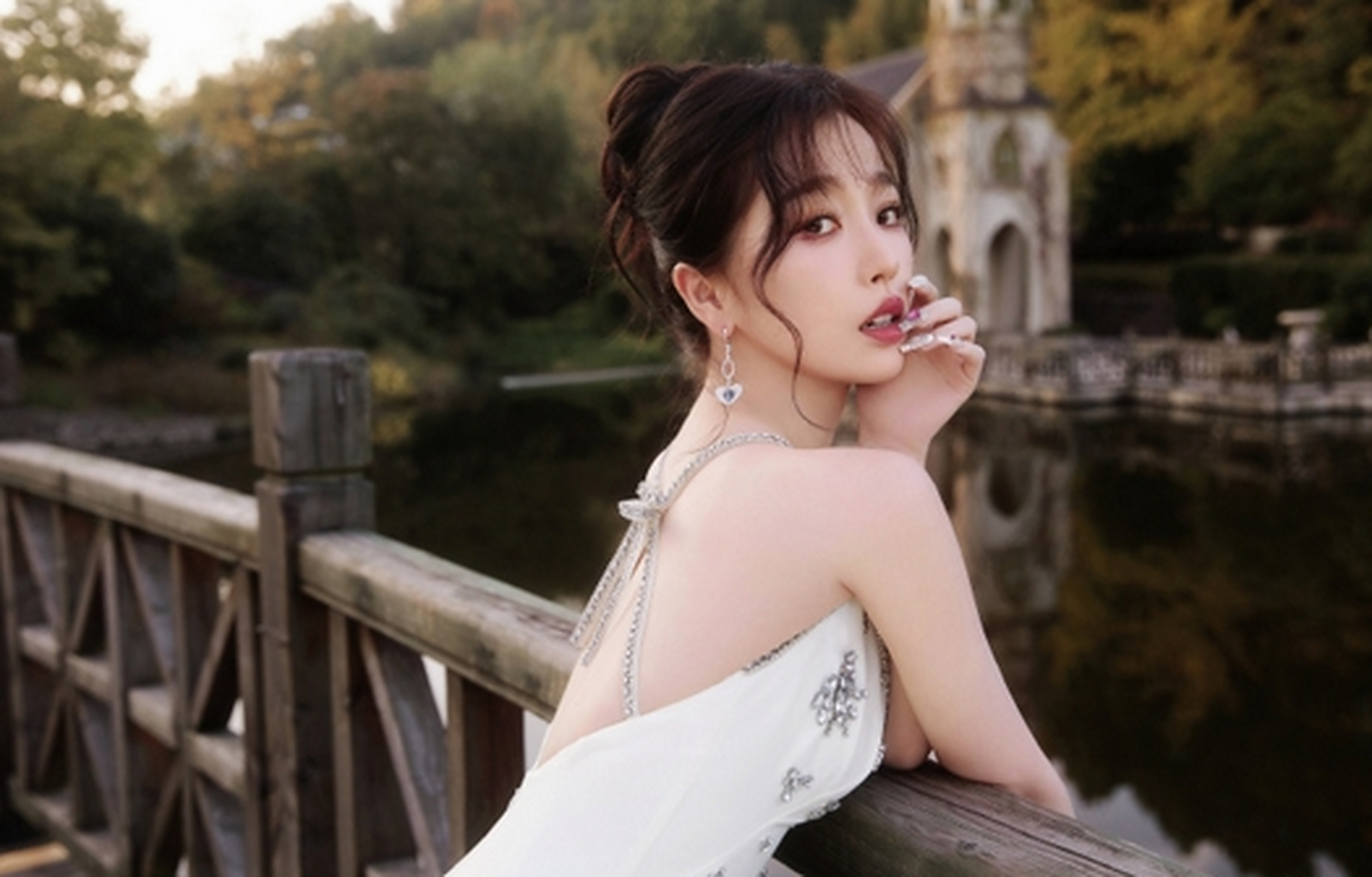 虞书欣身着白色露背连衣裙,优雅又可爱,笑容甜美温暖.