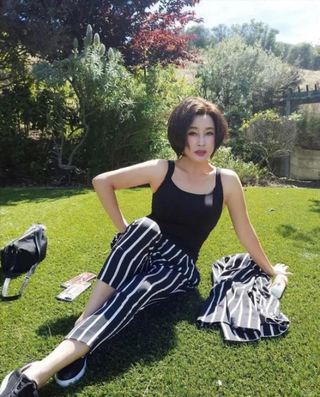 女人四十一枝花,照样可以打扮的花枝招展,刘晓庆都六十几了照样盛开!