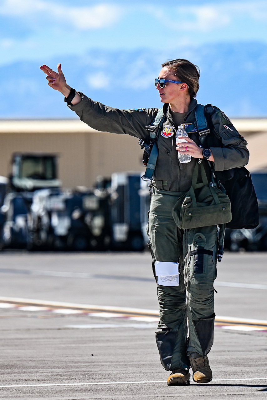 美国空军f-16c战斗机女飞行员,这体格没有想象中的壮.