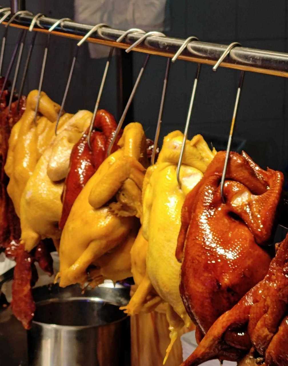 美貌的烧味,吊起来不同颜色的整鸡整鹅,真是粤菜馆的生招牌,也是颜值