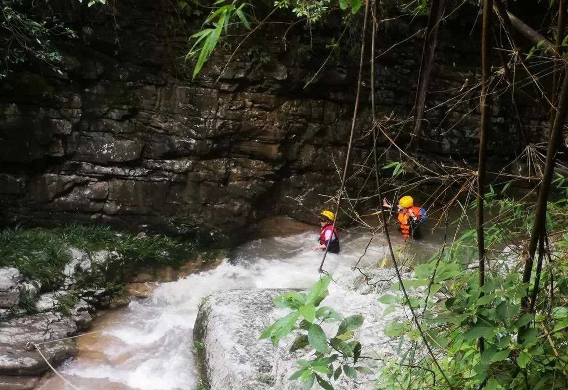 日戏水推荐:金刀峡溯溪.