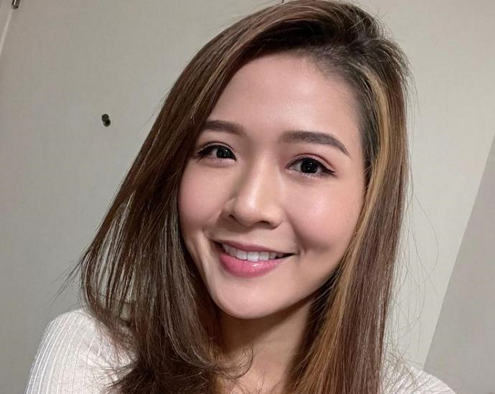 3月16日,梁敏巧因无法出席《东张西望》的主持节目而向大家道歉,并且