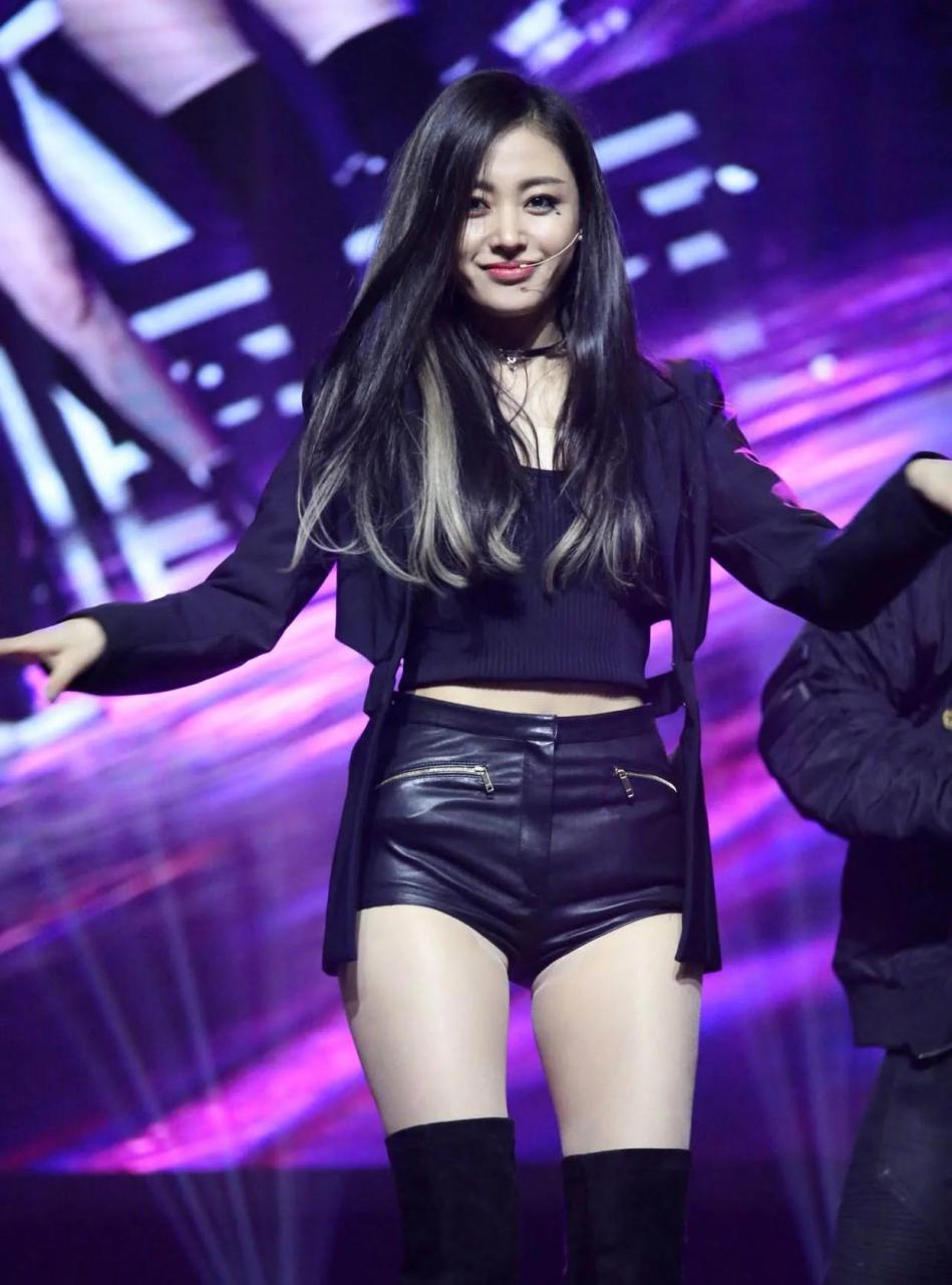 张天爱穿皮衣皮裤,劲歌热舞性感火辣 #百家号星火计划