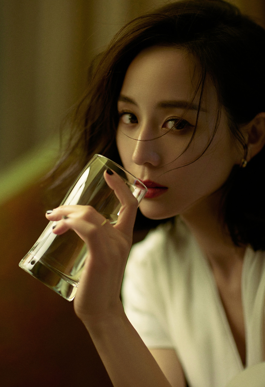 张钧甯是一位备受关注的女明星,以其出色的气质和魅力吸引了无数网友