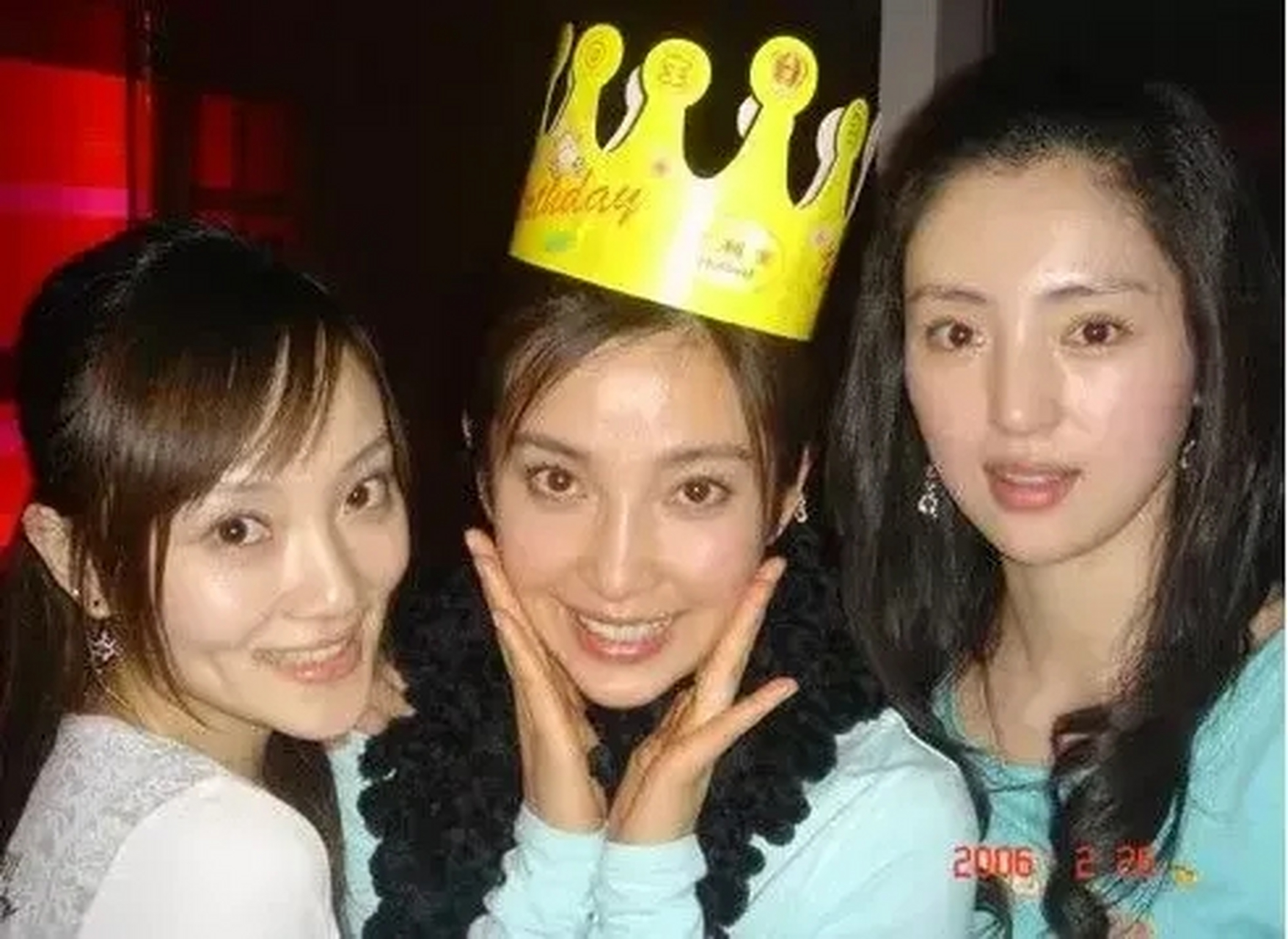 一次,李小璐和李冰冰拍野外戏时,两人突然拉肚子,找了好久,才找到一个