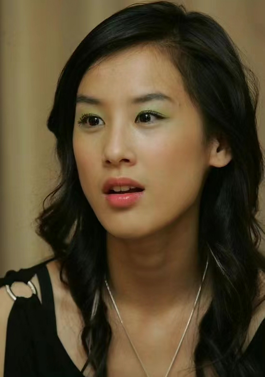 黄圣依年轻的时候是真的美,这迷人的眼睛健康的肤色,妥妥地大美女长相