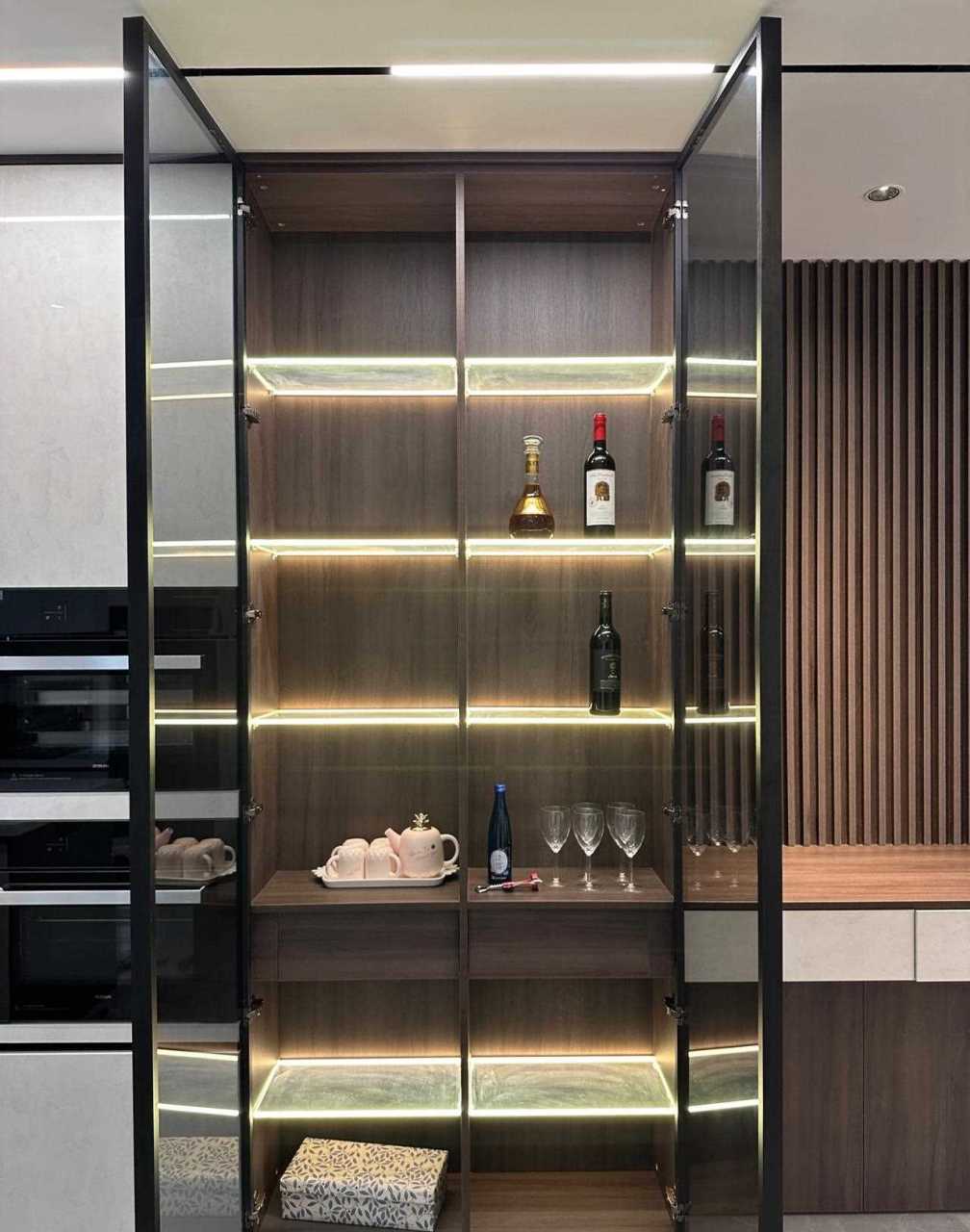 高柜,冰箱嵌入,侧面做一组玻璃酒柜,玻璃柜门既有防尘效果,又有展示