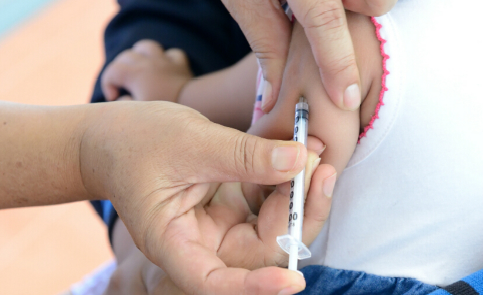 那么这时宝宝打针哭闹,家长