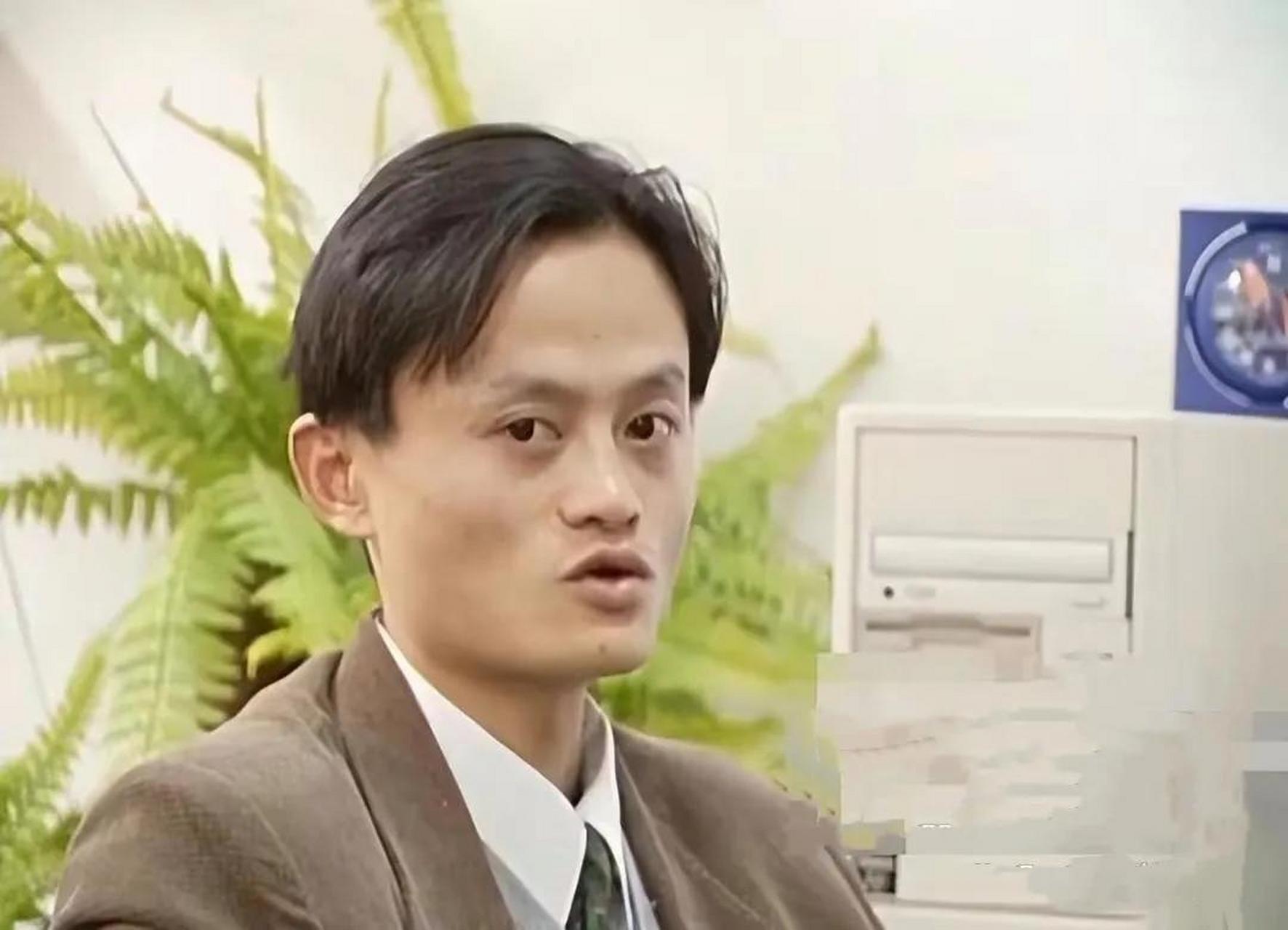 马云的父亲马来法年轻时俊朗帅气,浑身散发着文艺范儿,是个妥妥的帅哥