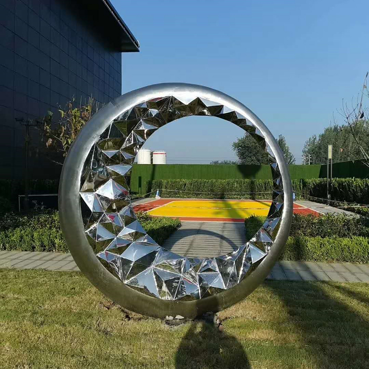 不锈钢月亮雕塑是一种现代艺术形式,以其简洁的线条和极简的造型,成为