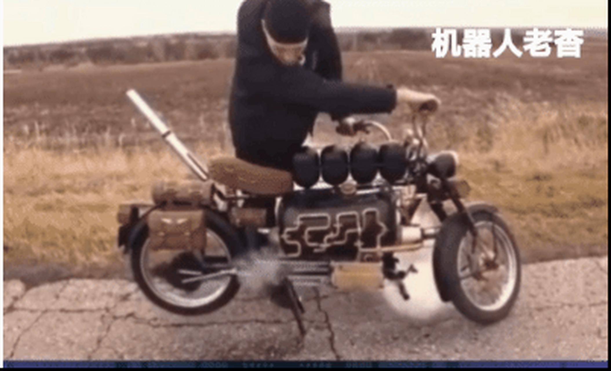 蒸汽摩托车来了,百公里0油耗,只需半筐炭加一碗水.