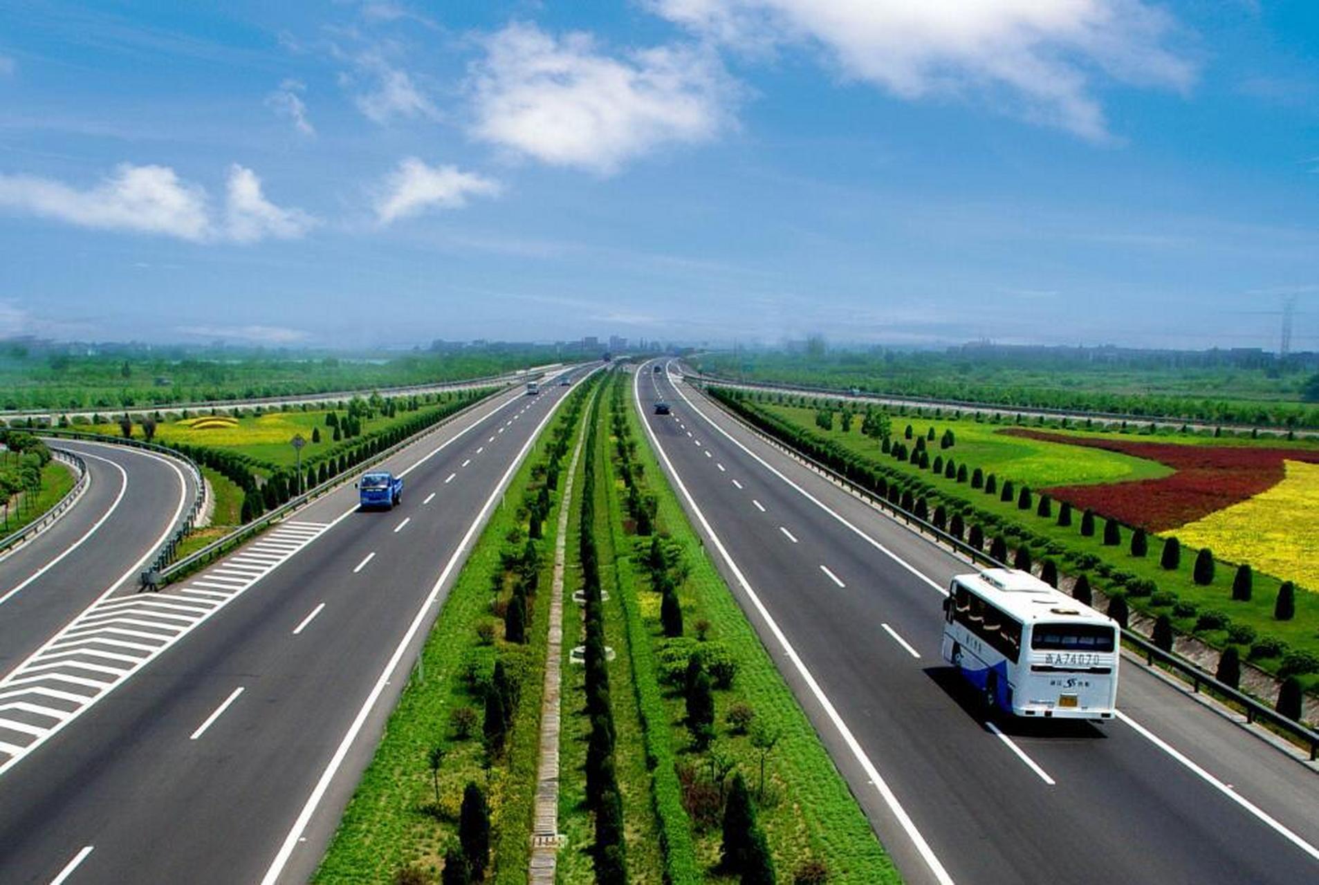 高速公路的车道数量直接决定着高速公路的通行能力.