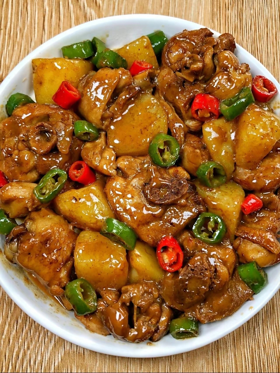 土豆烧鸡腿,好吃到光盘[good][good] 拌米饭,面条都很绝绝子[亲吻]