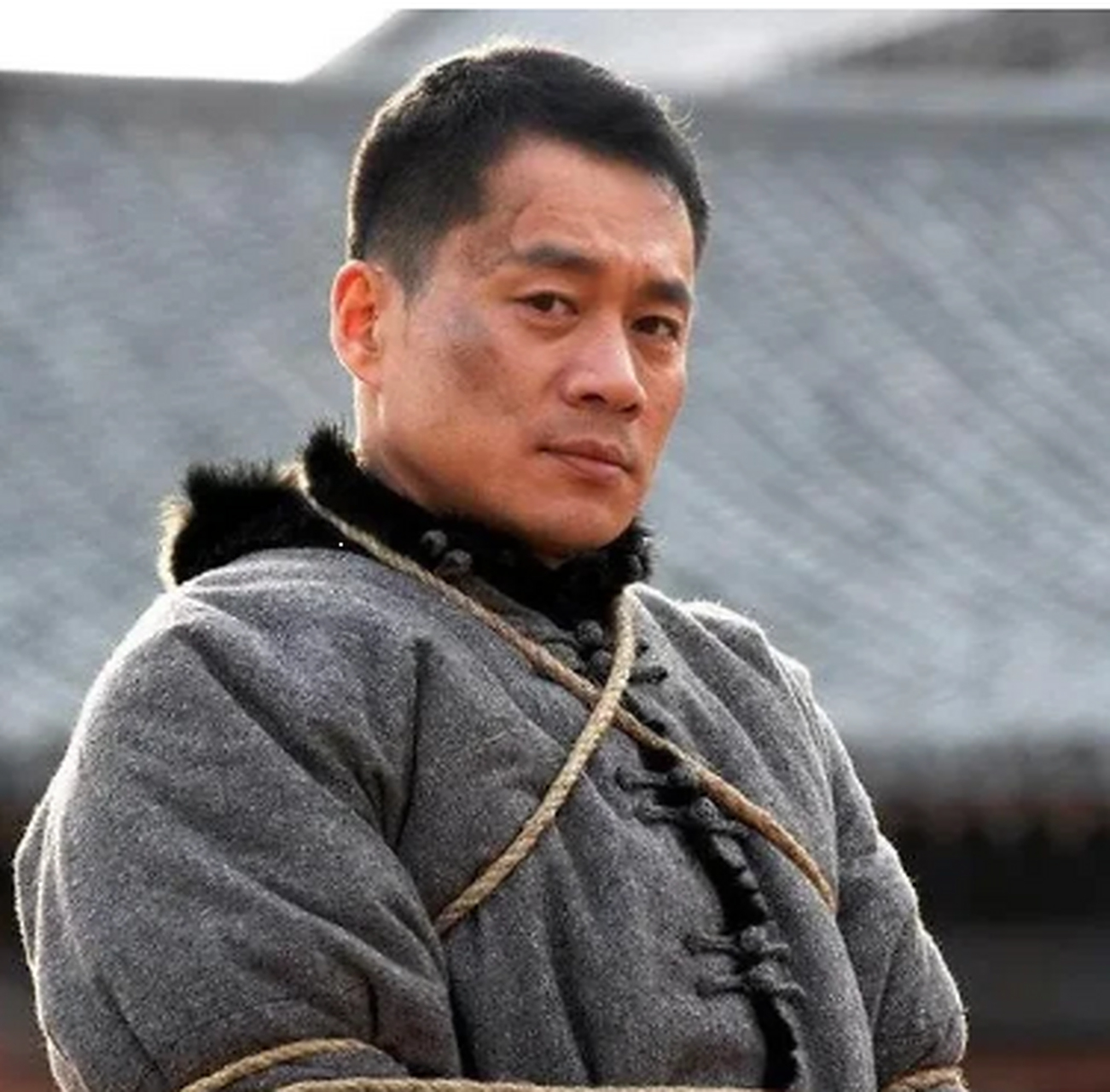 1998年,拍完《水浒传》,扮演武松的丁海峰回到家,对老婆唐歌坦白:"