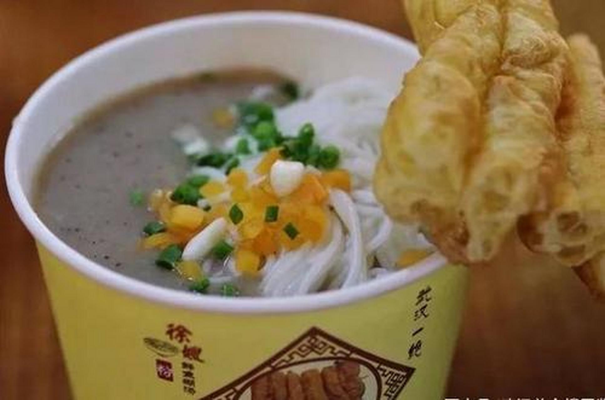 田启恒糊汤粉馆其糊汤微稠,色调素雅,米粉洁白,细长有劲,鱼香汁浓