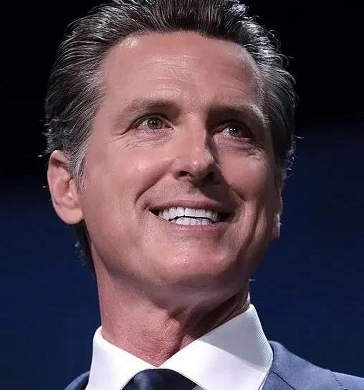 美国加州州长加文·纽森,一位在政界崭露头角的政治