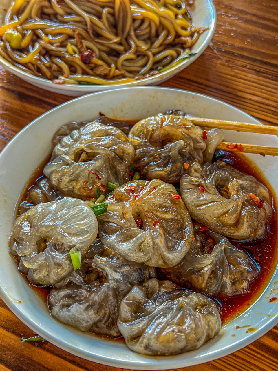 离篁岭景区驱车半小时的距离 在婺源县城里!