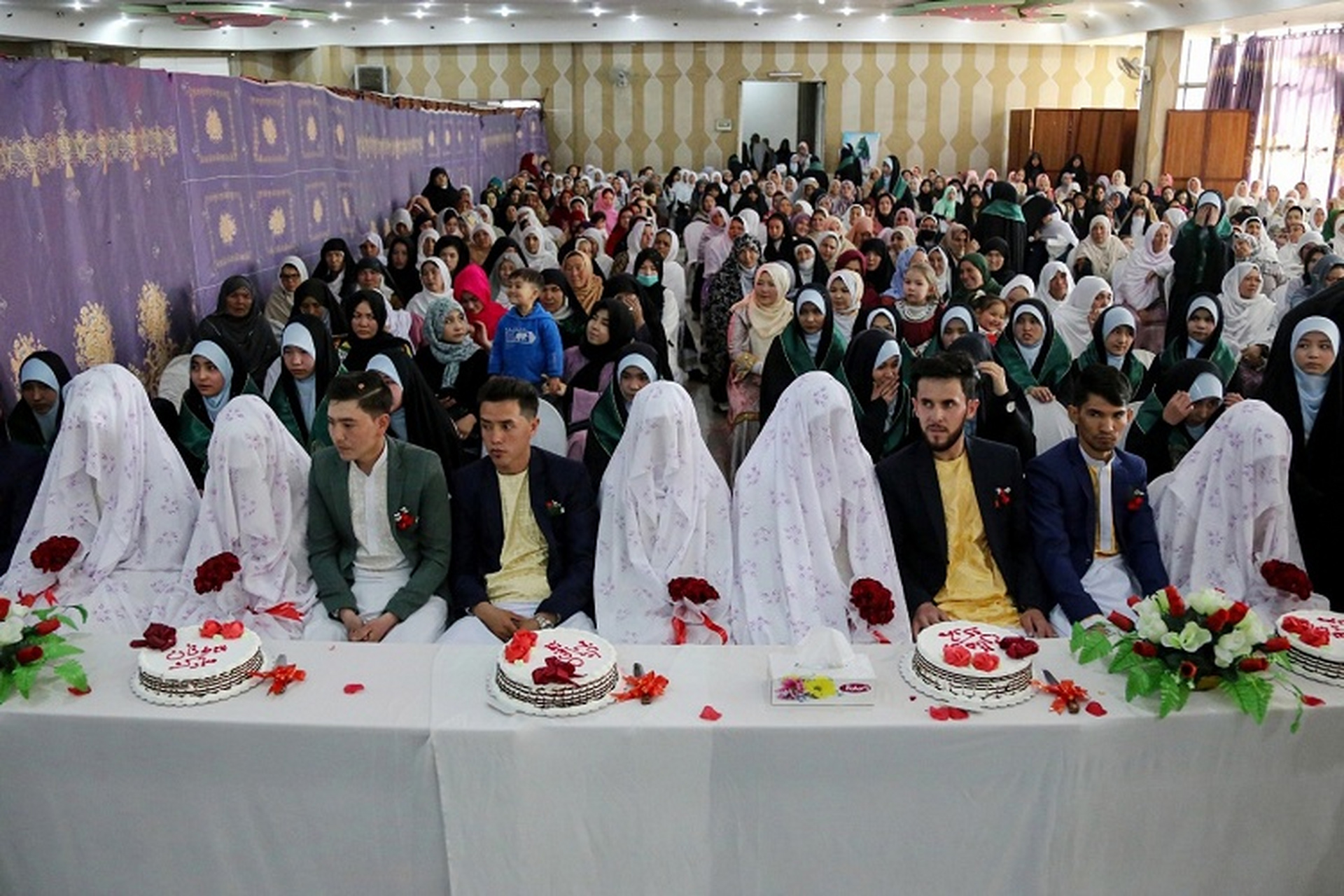 阿富汗集体婚礼  阿富汗慈善机构为新人举行集体婚礼,喀布尔.