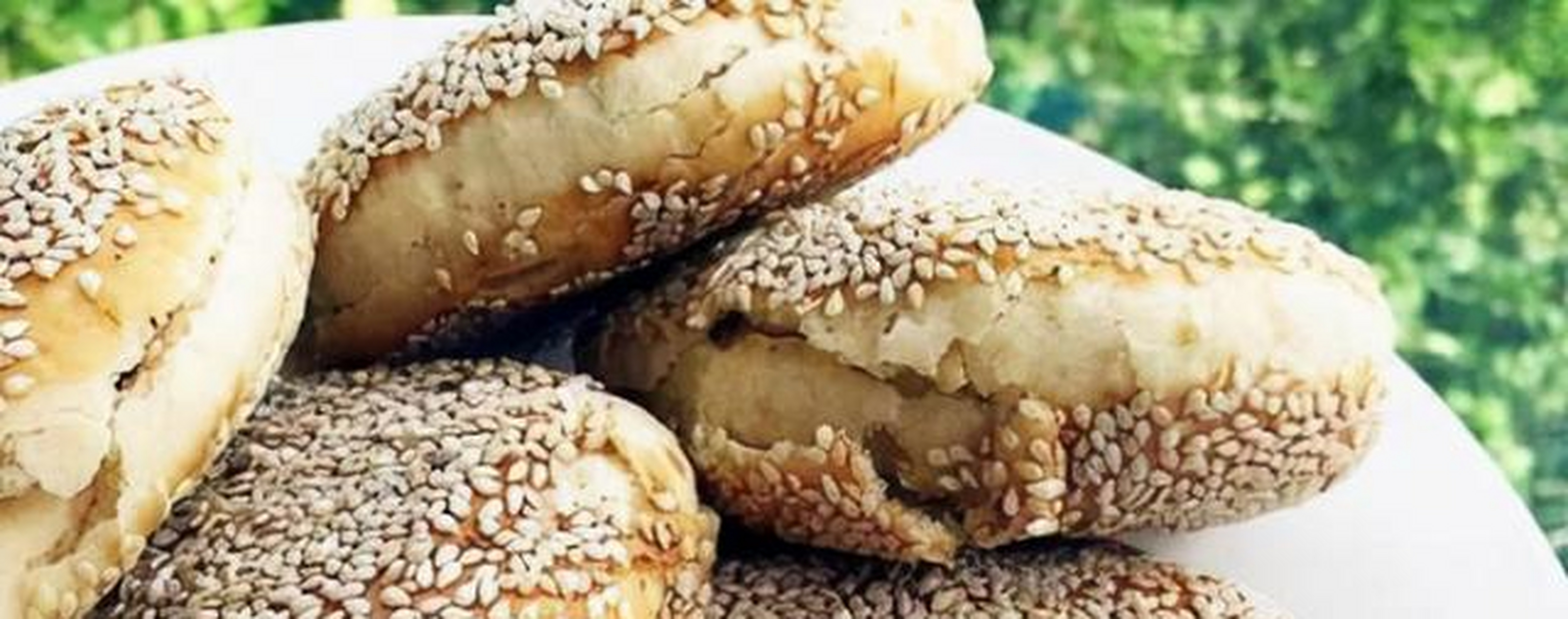 马蹄烧饼是济南的传统名吃,马蹄烧饼是用面粉,植物油,芝麻为主要原料