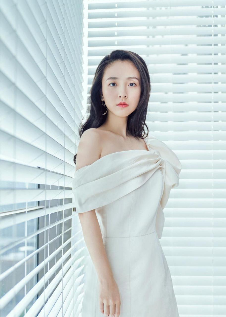 吴倩露肩白裙性感写真图片