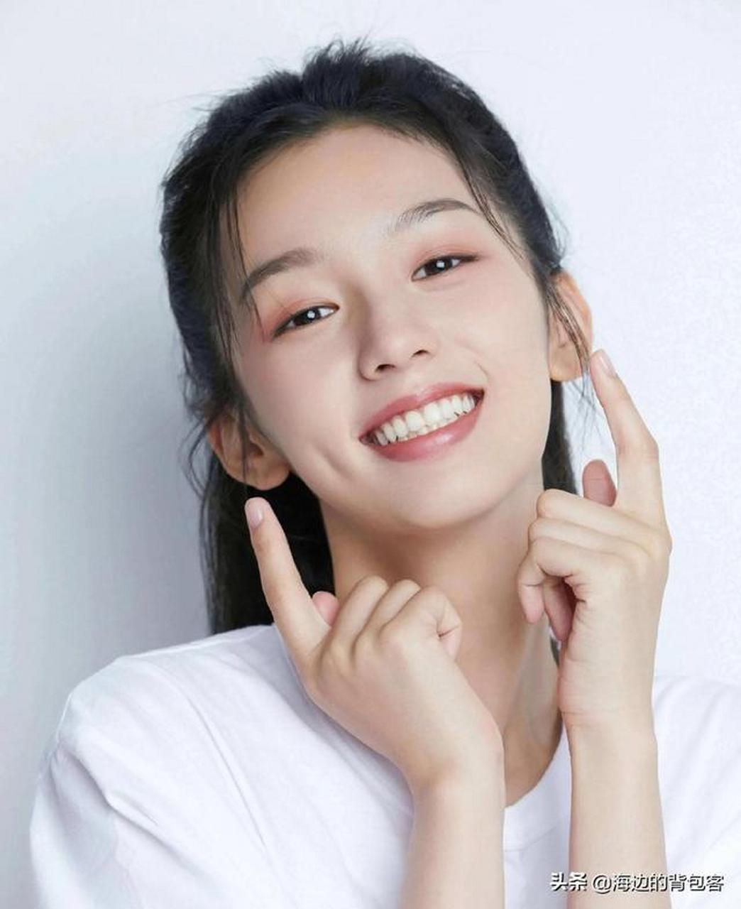 内地98年美女演员—周也,有着甜甜酒窝的大眼睛的邻家女孩