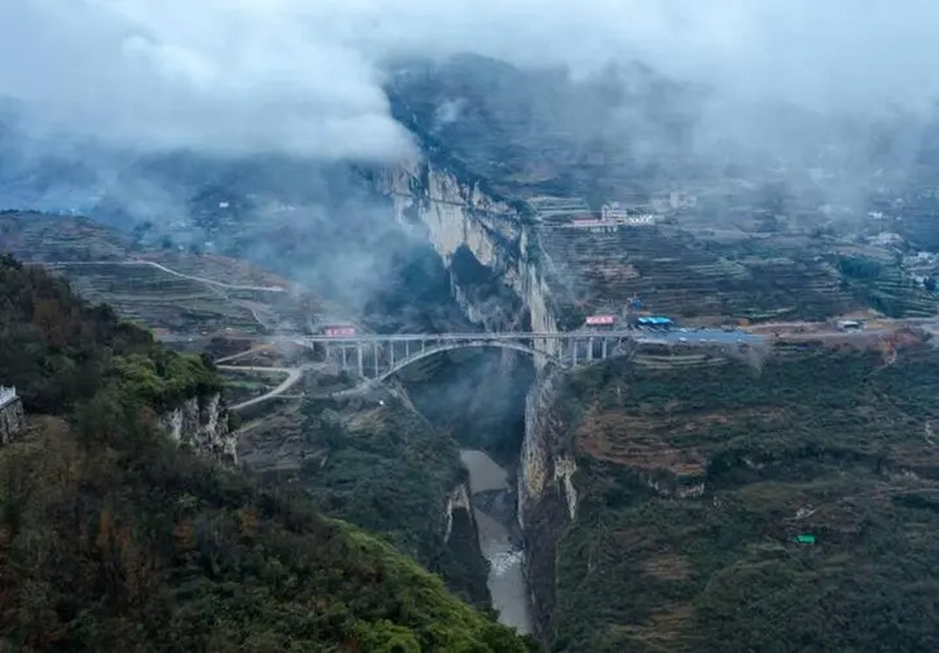 泸州鸡鸣三省大桥,这里自然风景优美,山水秀丽.